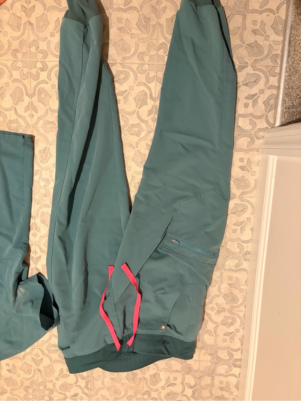 Figs Green Scrub Set with Pink Drawstring - Picture 10 of 12